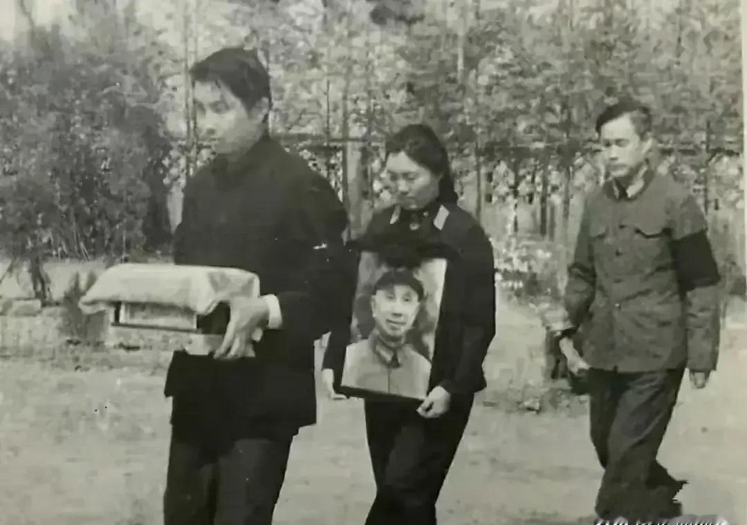 1984年2月5日，粟裕大将逝世火化后，他的长子粟戎生捧着父亲的骨灰去撒，捧遗像