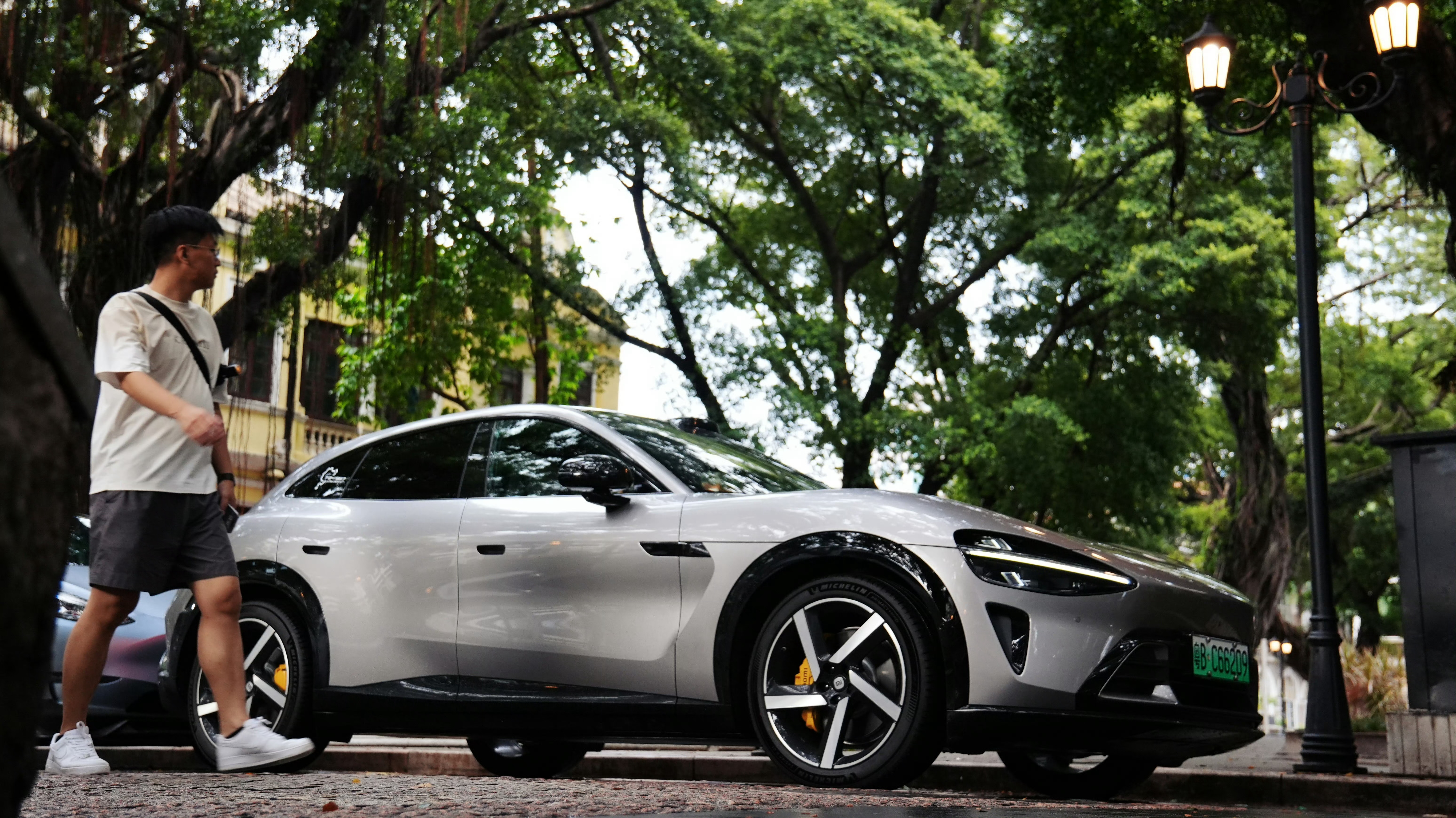 与其说年轻人愿意为小米YU7等一年，不如说目前没有类似平替的产品。因为这台车恰好