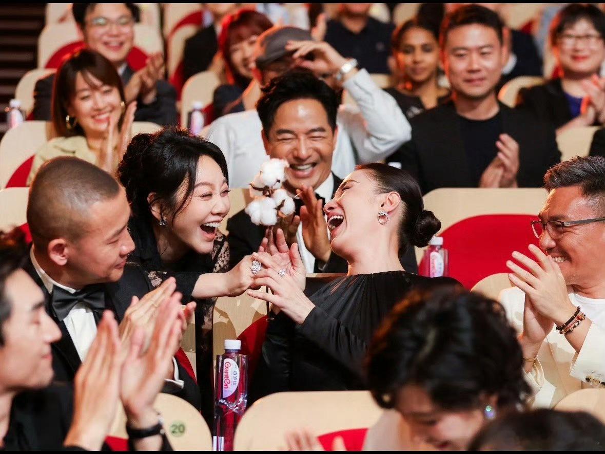 我妮姐真是大大方方，其实奖只是肯定，有些人把这玩意儿当演技的“证明”，没意思。得