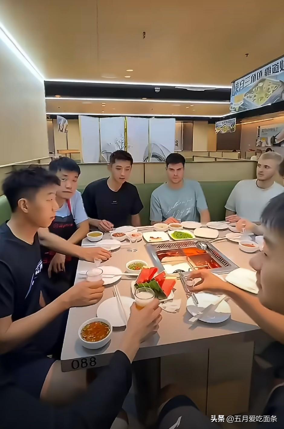 乒乓百分百比完赛，张继科和奥恰，还有全部参赛队员一起去吃海底捞了。
菜还没上桌，