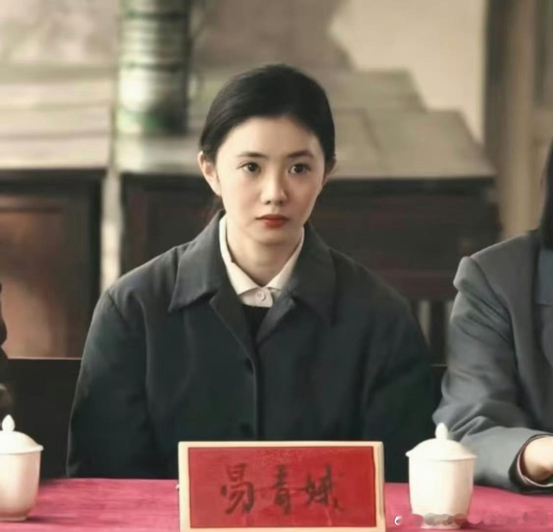 刘浩存我的体制内女友暑假刷到宝了黑发黑T亮相座谈会，气质温润又大气，妥妥根正苗红