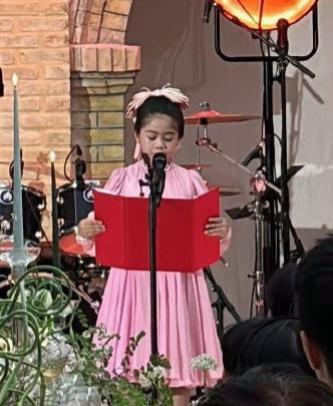奚梦瑶古堡婚礼最大赢家！7岁外孙女全英文致辞惊艳全场。

近日，何猷君和奚梦瑶远
