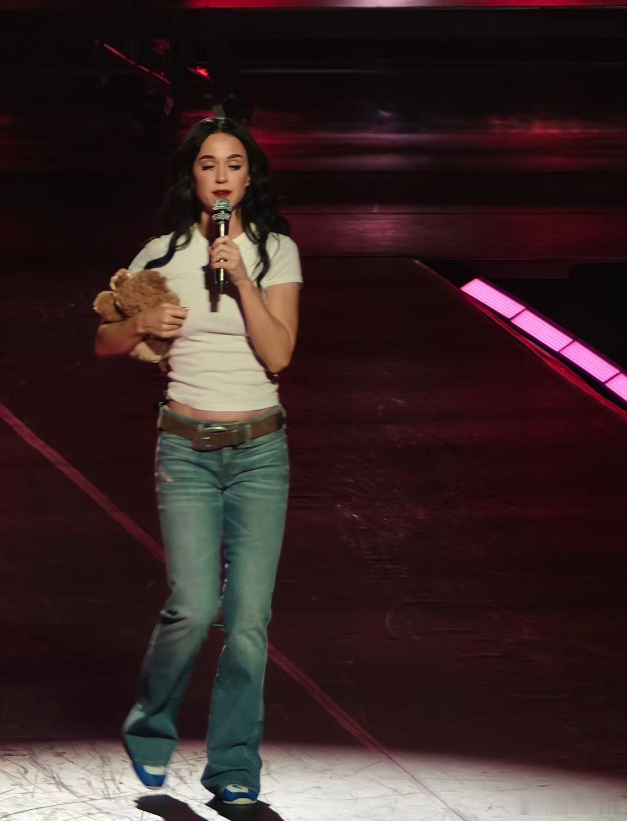 终于在杭州见到水果姐！《bandaids》MV造型完美还原，白T牛仔裤+小熊诚意