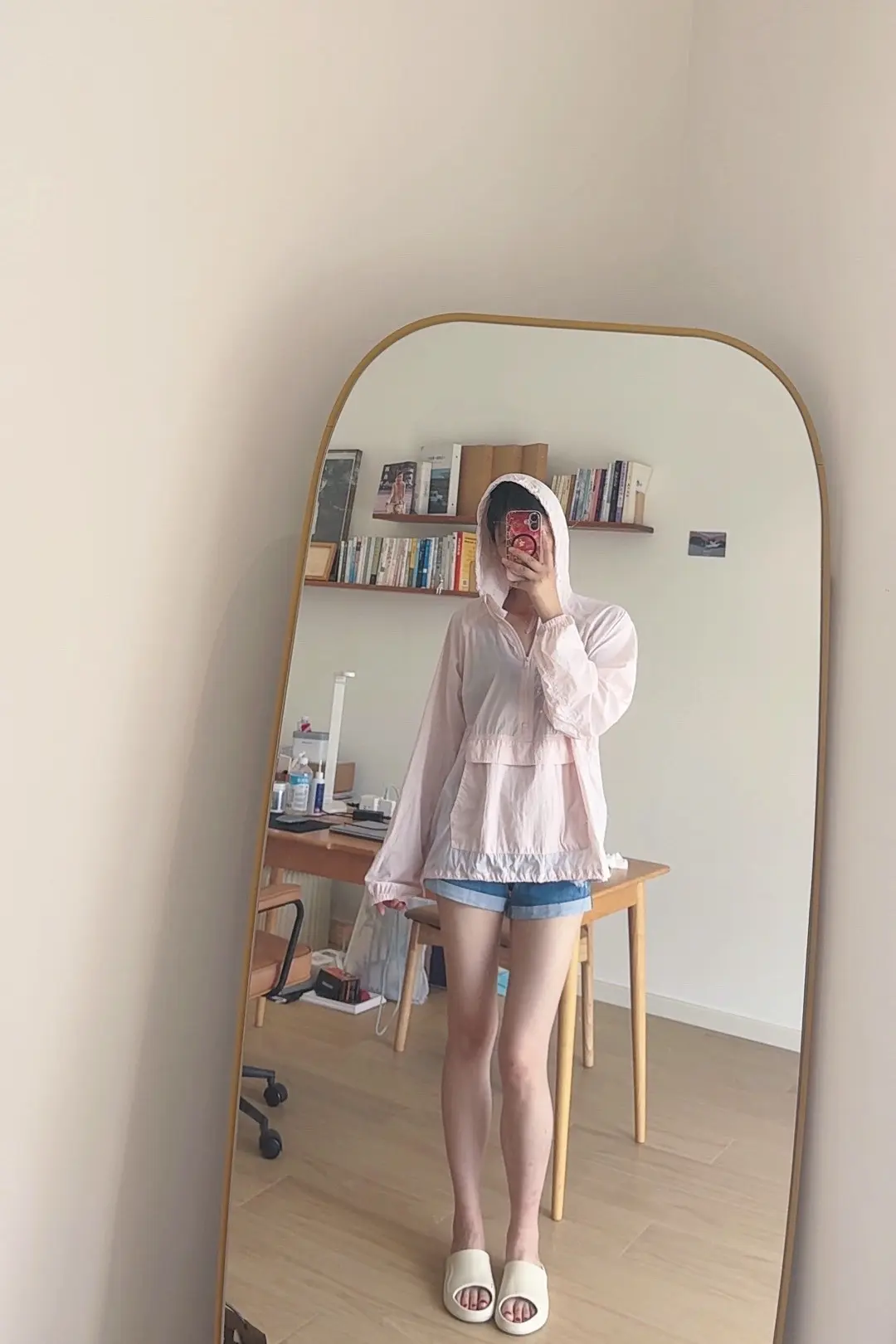 一个平平无奇的乡村下午，38岁的苏女士，暂时还没晒黑的腿白到发光的样子。