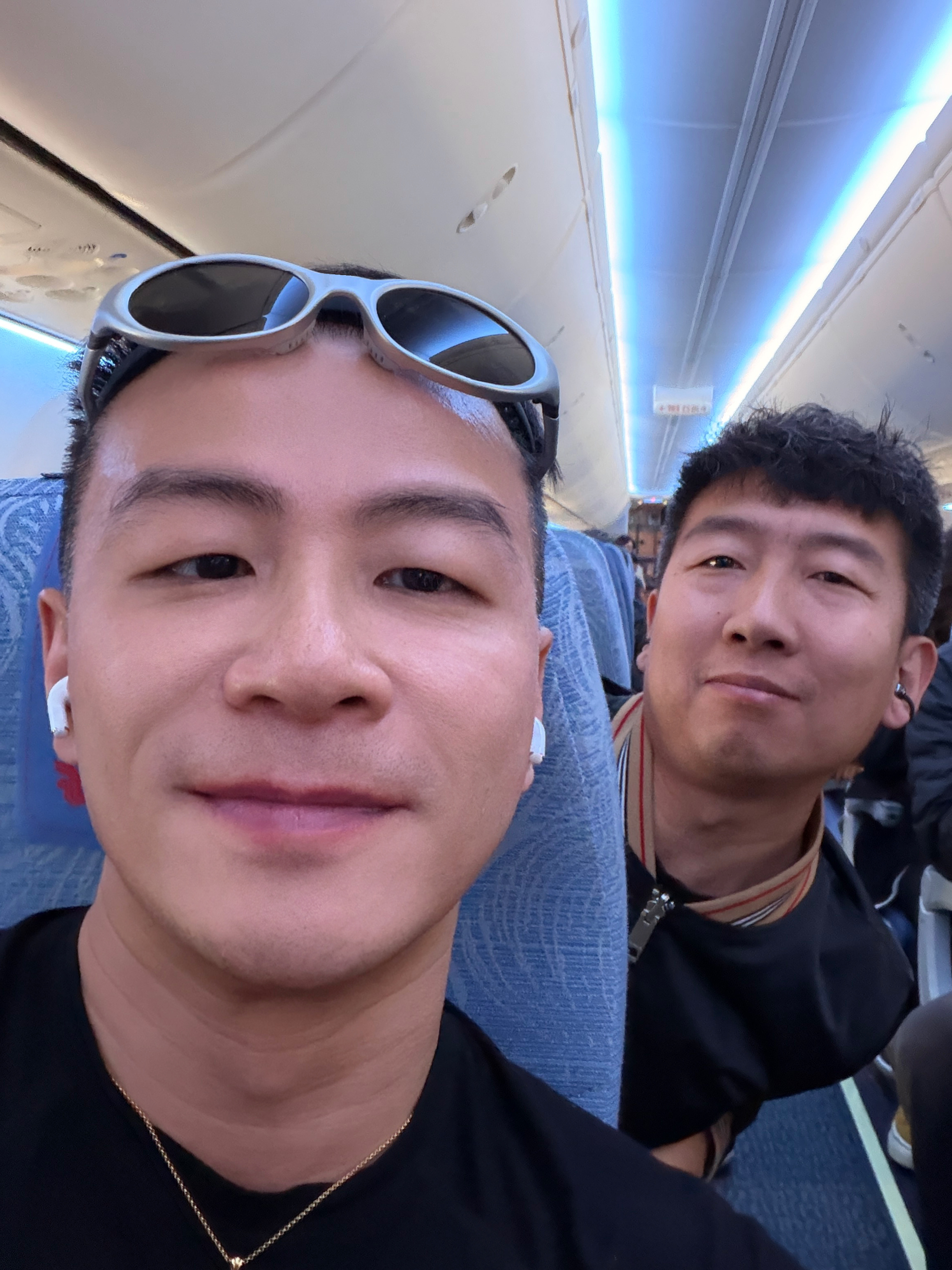 在飞机上玩手机结果你们猜猜我从手机屏的反光里看到哪个大明星了？哈哈哈哈如此耀眼