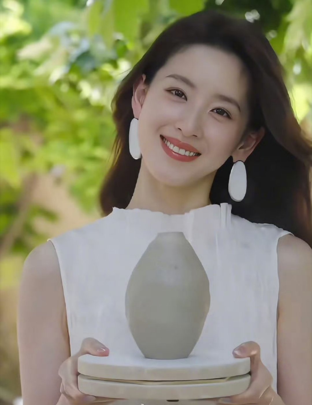 章泽天近照梦回奶茶妹妹32岁这个状态真的太绝了！侧扎辫子配白裙，清新感扑面而来，
