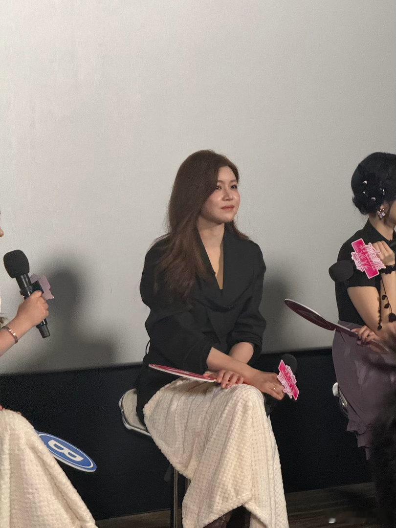 陈妍希扛老的原因找到了我家那闺女 陈妍希这线下状态绝了，完全是元气少女！姐姐说身