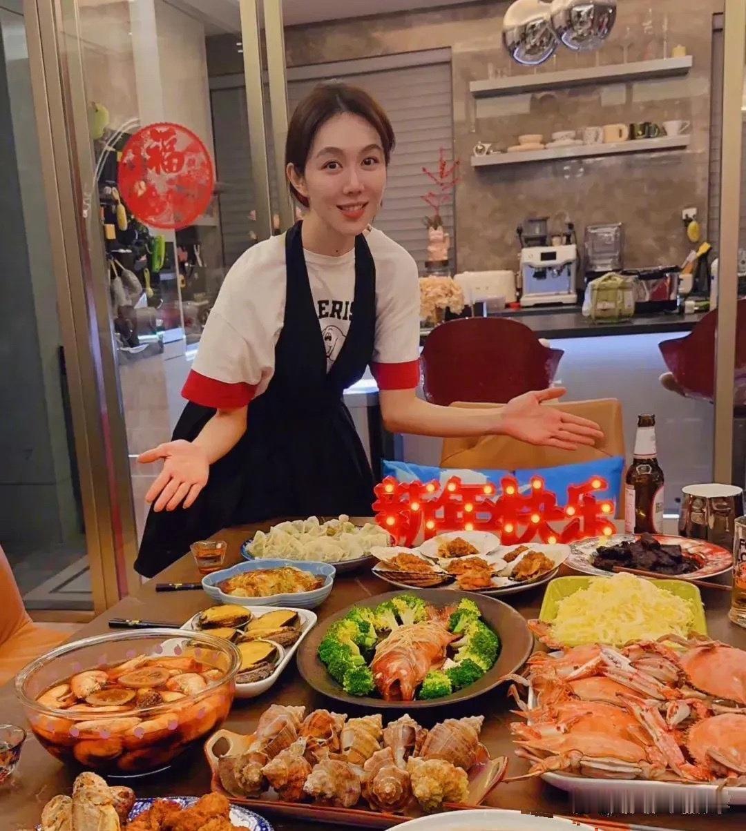 沈梦辰去姜妍家做客，姜妍用一个房间室内种菜。论中国人的种菜基因，自己种的干净啊，