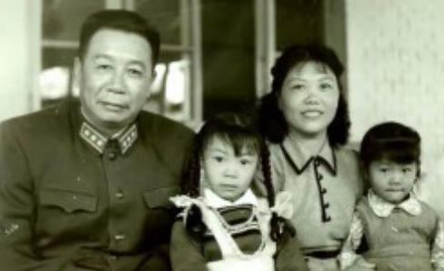 1981年，开国上将陈士榘要离婚，子女们知道后非但不阻拦，反而说：“离婚了也好，