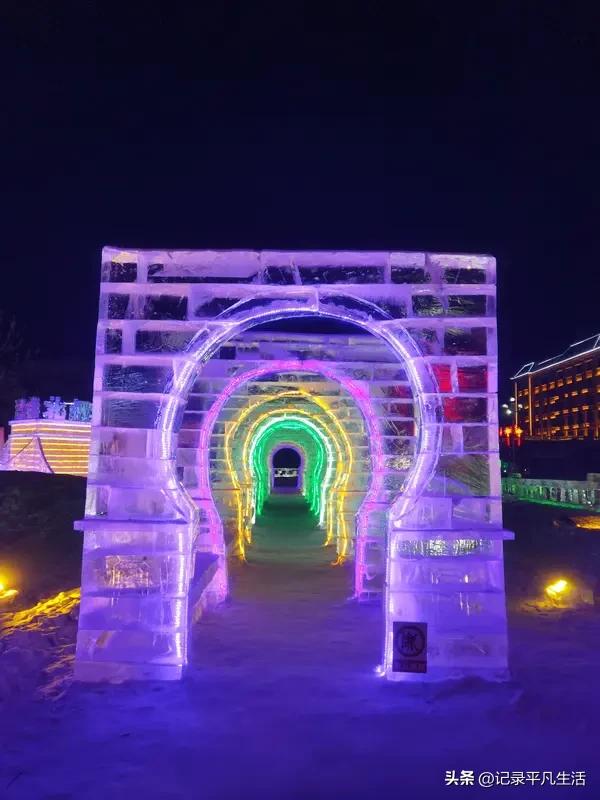 天南地北大拜年天南地北的烟火，此刻都飘向同一个方向。从漠河的雪国冰灯，到三亚的椰