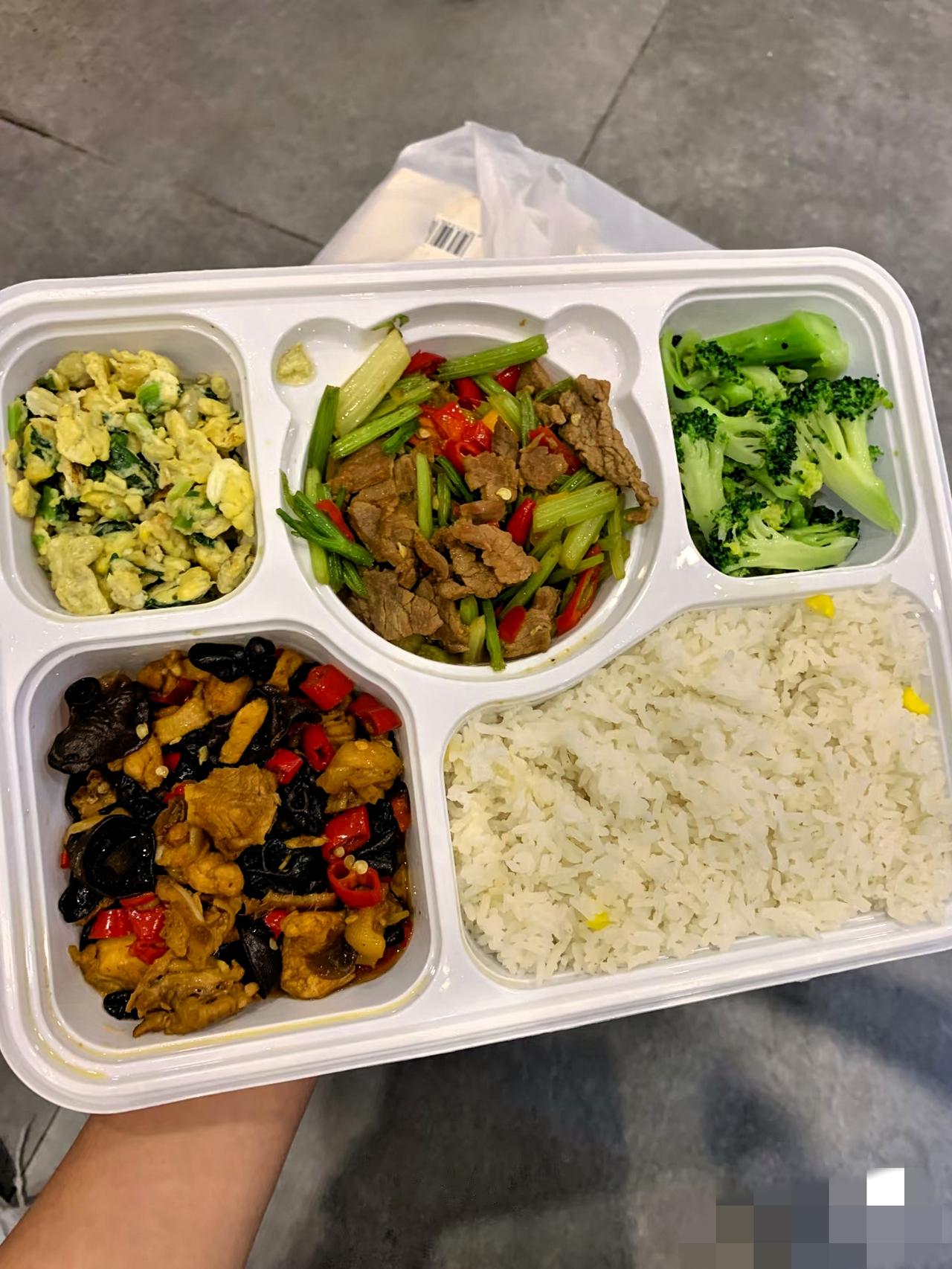 月薪6000
每月存5000
这不是天方夜谭
而是我用极简生活换来的底气
 
别