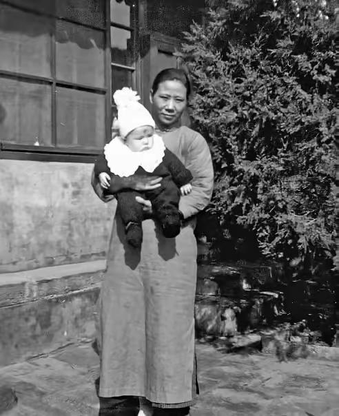 1938年，一名外国婴儿在天津的一家医院出生。可他的父母因为着急要回国，直接把他