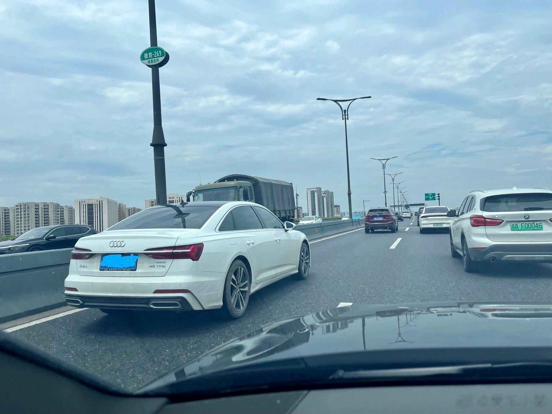 偶遇白色奥迪A6L，感觉白色的A6比劳斯莱斯还稀缺吧？ ​​​