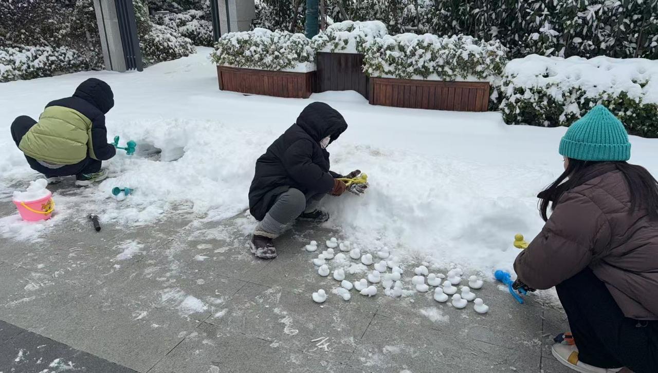目前为止，我还没有去过迪士尼，对于下雪后的迪士尼的美丽
说实话，我真的想象不到，