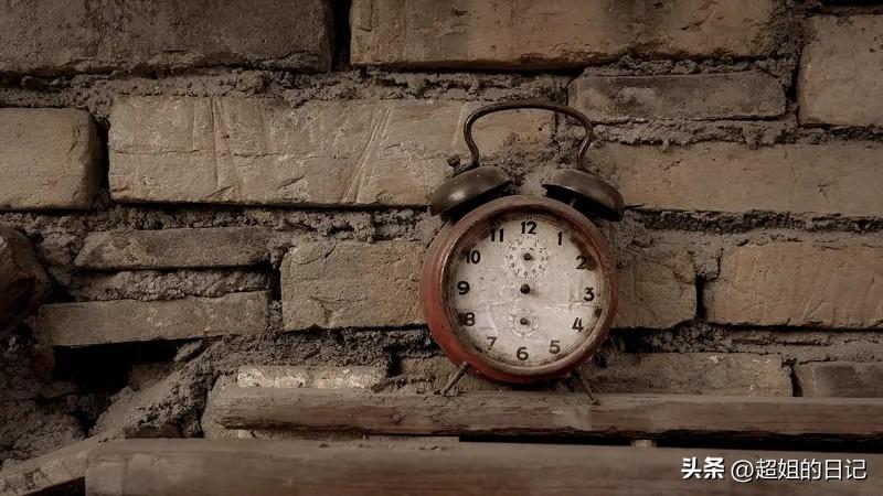 大家怀念的是自己青春年少的时光，
想想小时候无忧无虑的傻玩儿，没有任何压力，不用