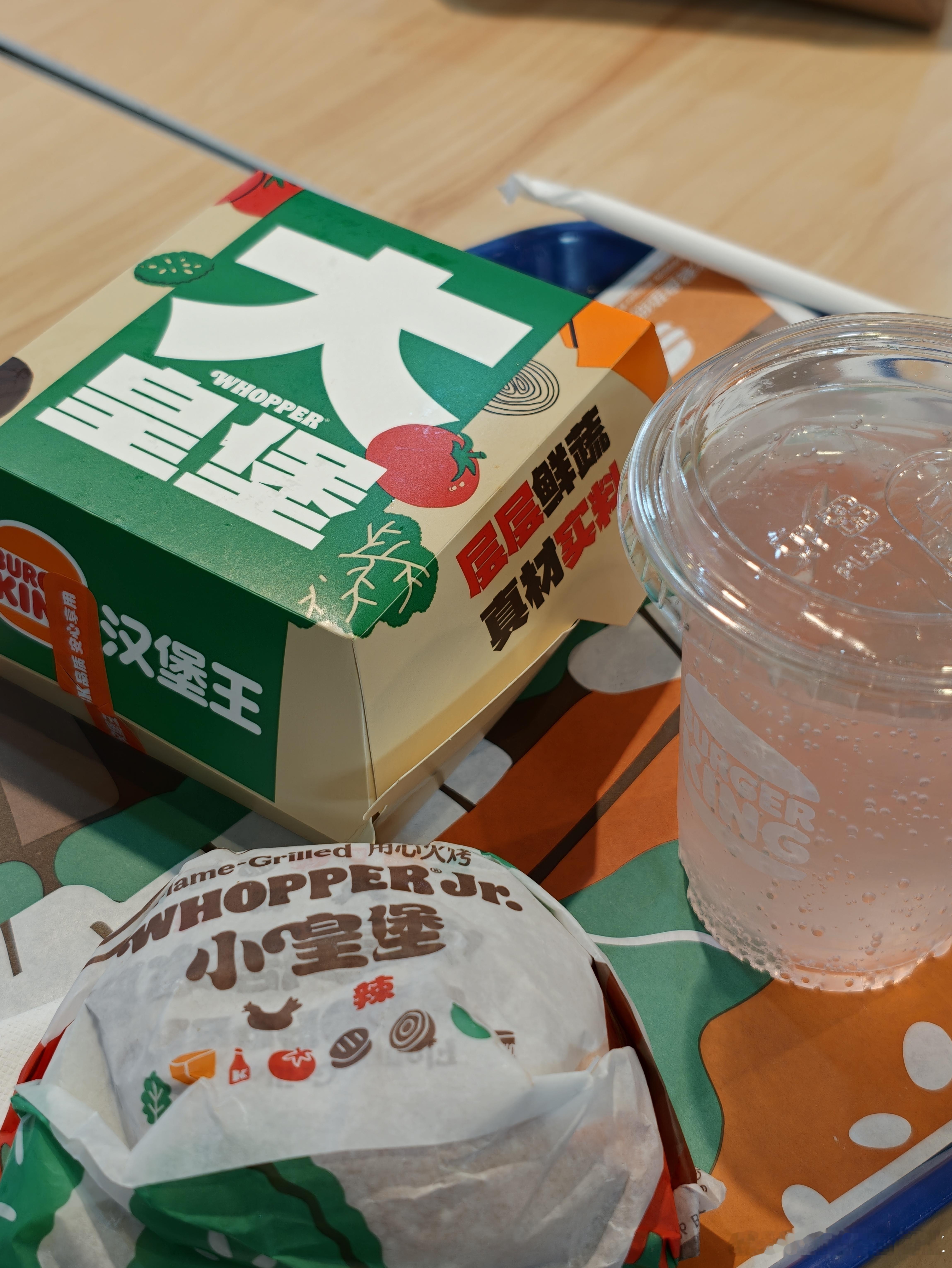 有人最吃汉堡王了吗他们店里放的那个什么“菠萝菠萝蜜蜜蜜”也太可爱了吧！ 