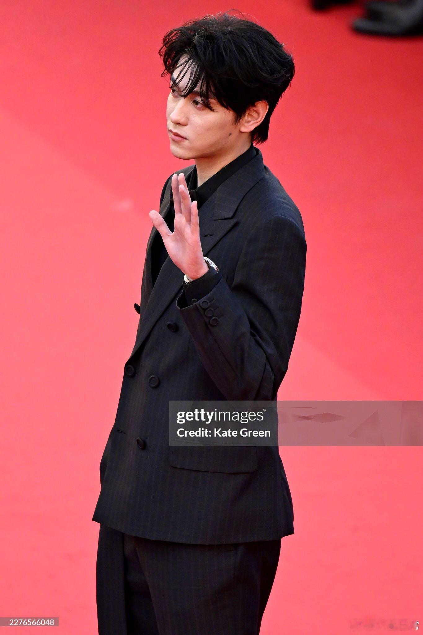 田栩宁戛纳电影节红毯生图田栩宁戛纳红毯站姐出图田栩宁直播
