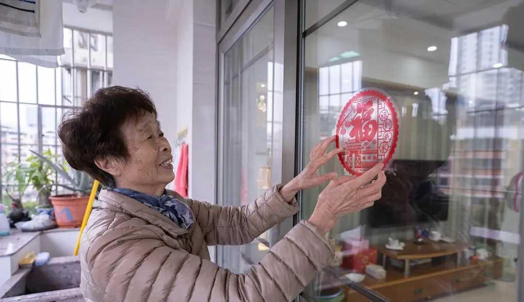 带孙子和不带孙子的老人，区别太大了
 
这年头，老人带不带孙子，早就成了家庭里绕