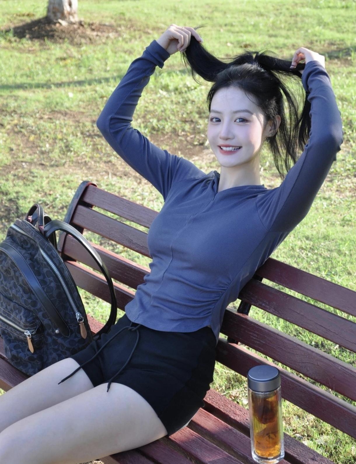 国庆假期天气真好，不想去景区人挤人，那就到公园玩耍，带上喝水的杯子以免上火。