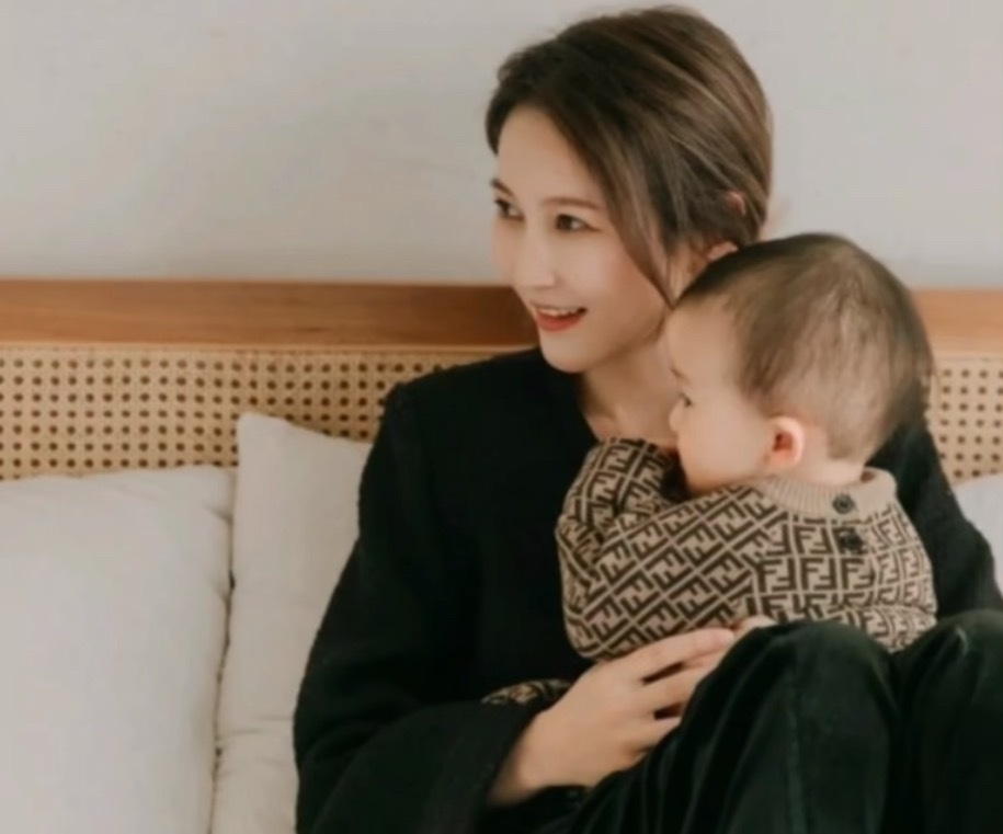 兰酱：你认识谢彬嘛？我认识赛罗（兰酱儿子）你只认识赛罗不认识谢彬啊，下次我给你看