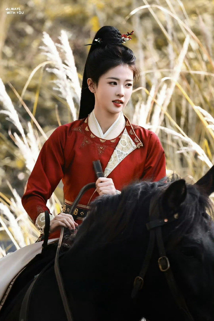鲜衣怒马的白鹿   白鹿红衣骑马酷飒感  白鹿红衣骑马酷飒感，好一个鲜衣怒马的白
