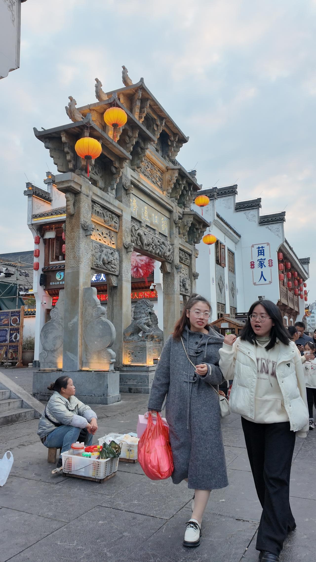没有想到，市区有一个古街还是挺不错的，可以欣赏到古建筑，还可以吃到贵州的小吃。然