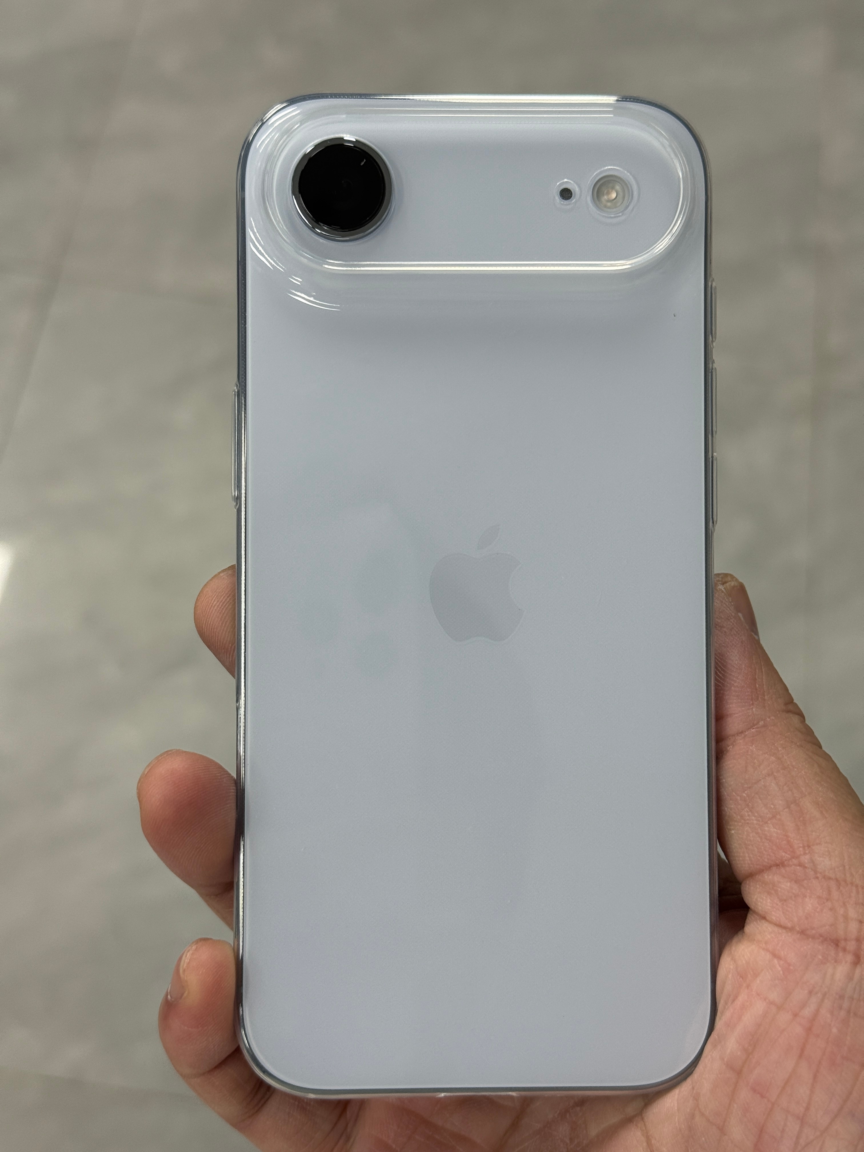 iPhoneAir 搭配超薄晶透，手感一绝[嘻嘻]这壳子不滑手，就是容易花，重量
