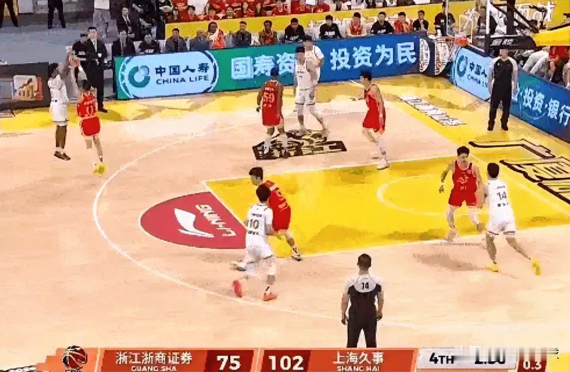 脸都不要了！卫冕冠军广厦在主场狂输33分，攻防两端被上海完爆。在今晚CBA总决赛