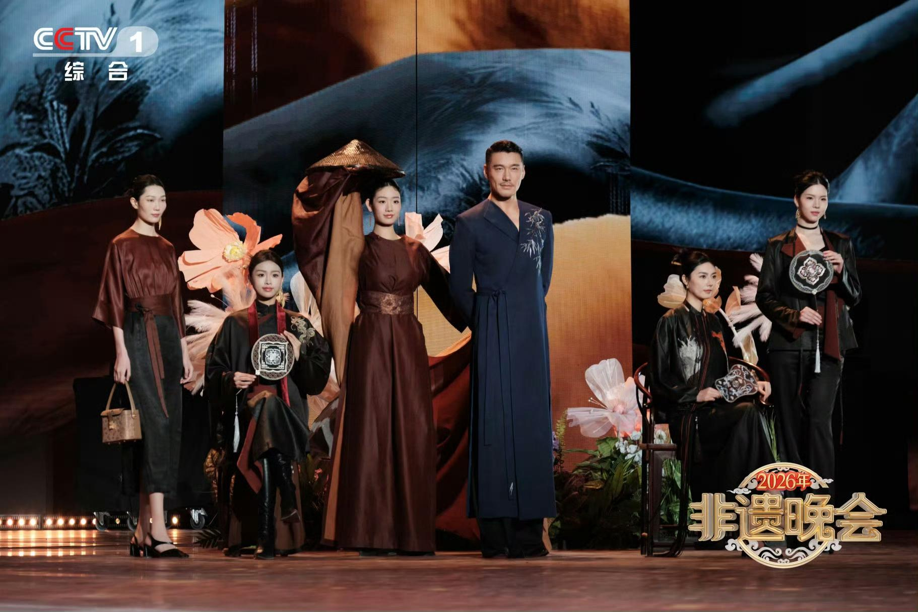 【#广东香云纱时装亮相央视非遗晚会#！胡兵“战袍”设计出自深圳】2月20日（大年