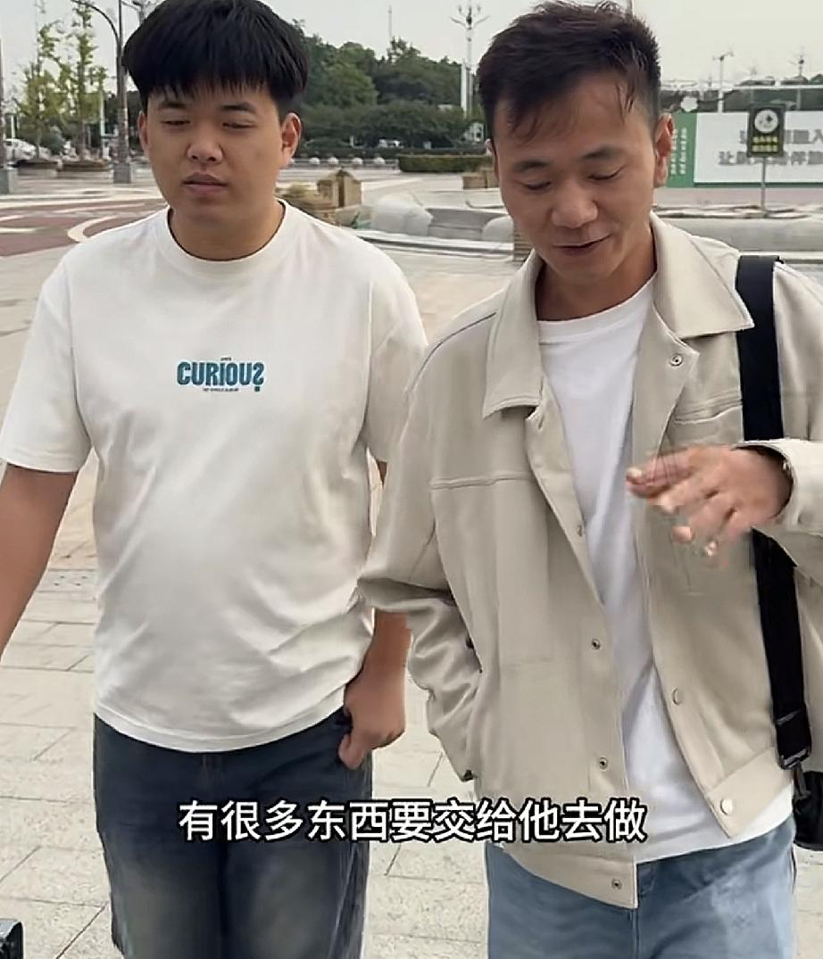 金牌翻译新视频送厉怀远回温州
厉怀远回温州网友纷纷猜测和三水有关
     今天