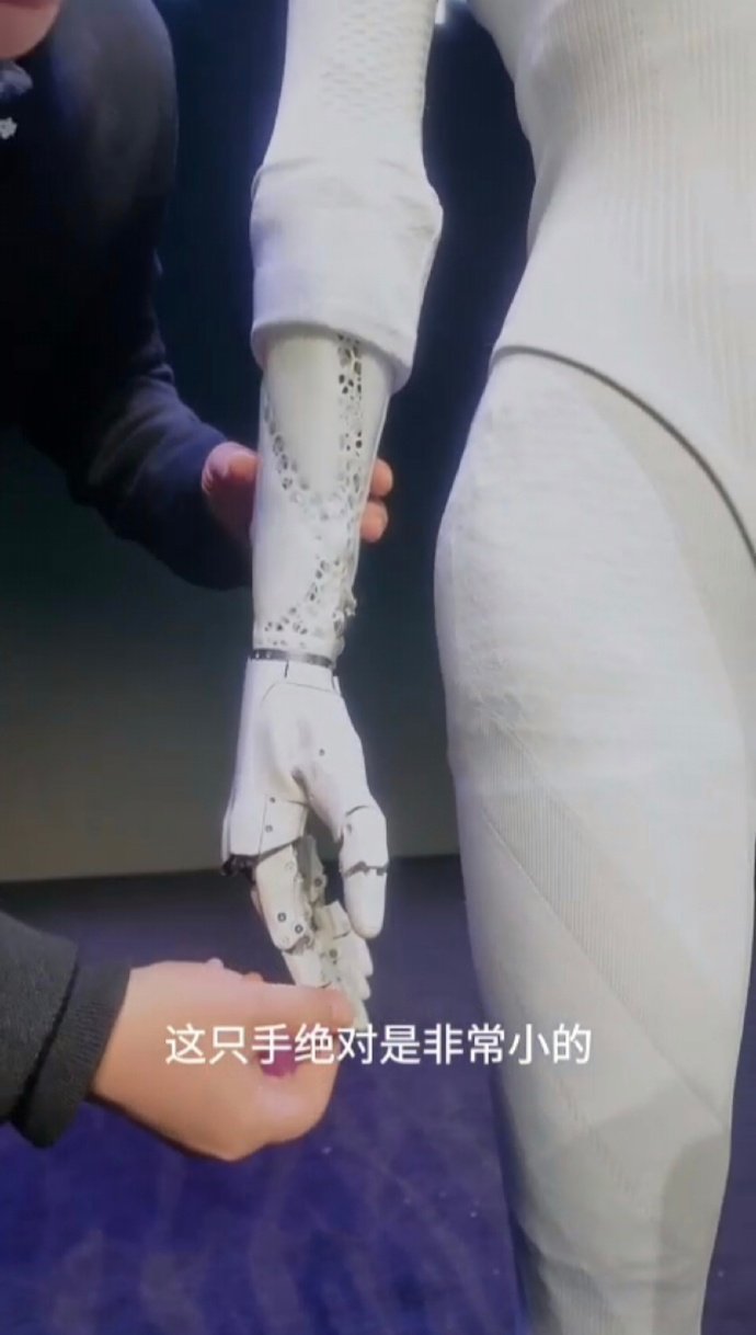 何小鹏回应女机器人里藏真人 做的太假会被喷，做的太真又要被质疑。不过大家都在质疑