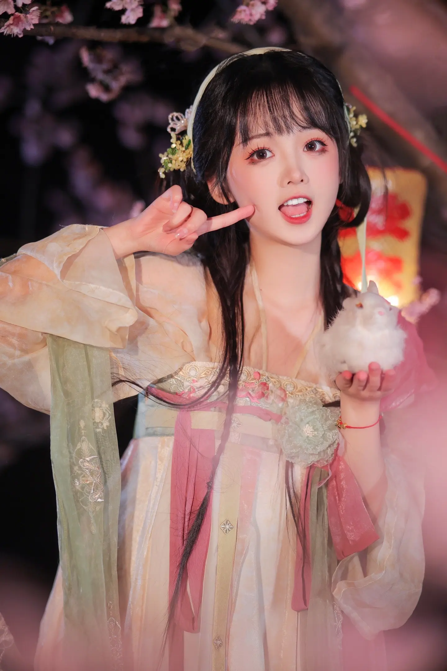 花香令人心动，风里夹着温柔。