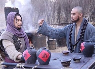 《水浒传》里有一句话，几乎可以概括整本书的气质——“大口吃肉，大碗喝酒。”
武松