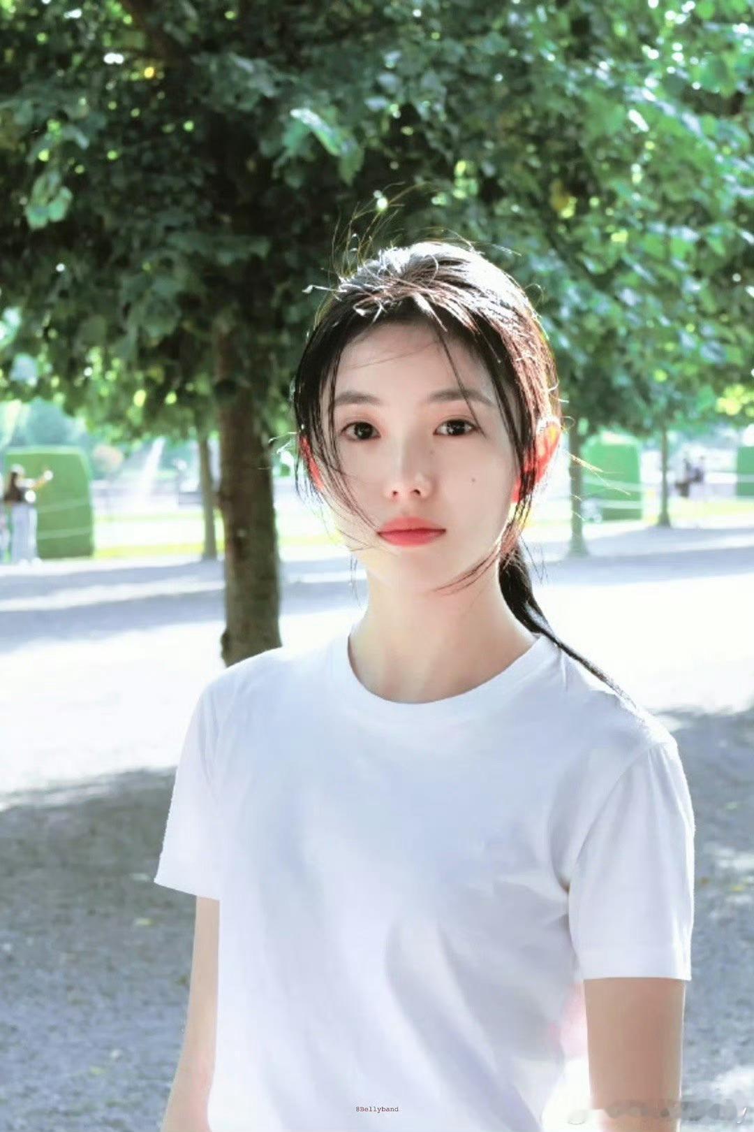 刘浩存第一本五大女刊即将出炉，是和文淇共同登上了嘉人杂志十一月刊的封面，这是文淇