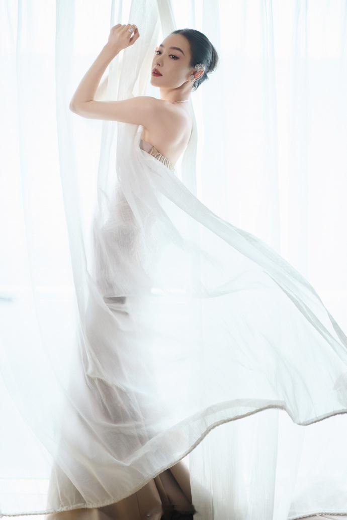 抹胸修身长裙、前凸后翘曲线曼妙——倪妮。每日明星美图分享