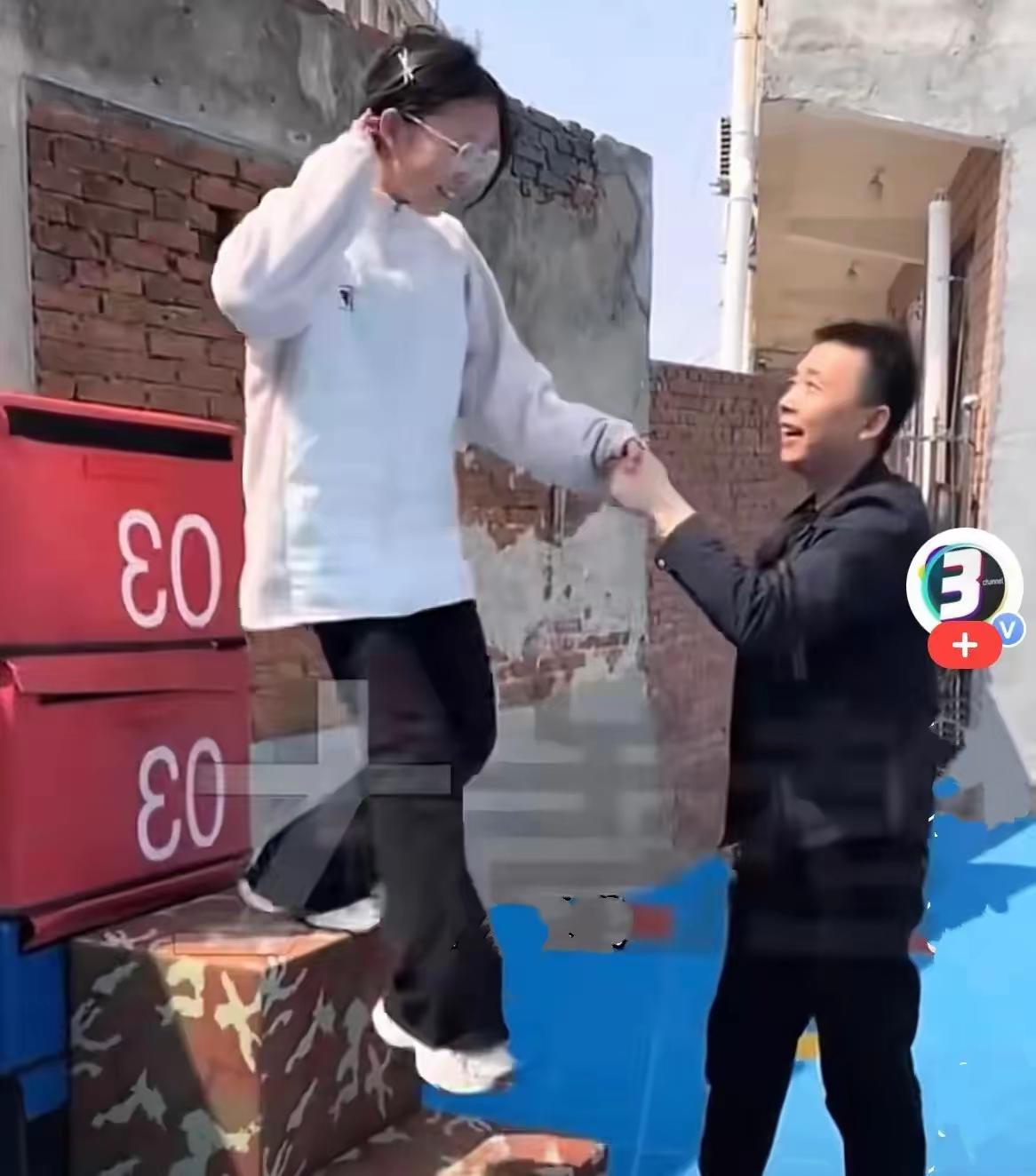 近日，河北一位校长，他让女学生站在楼梯阶上，说“你拽我上去”，女生自然拽不动，可