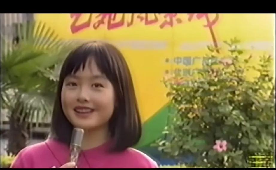 年轻时候的鲁豫，满脸的婴儿肥，好可爱。
瘦了的鲁豫，像个大头娃娃。