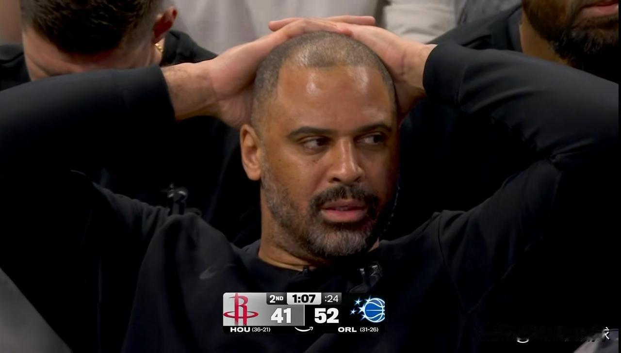 火箭主帅乌度卡真是彻底的崩溃了！在今天进行的火箭和魔术的比赛中，当时比赛进行到了