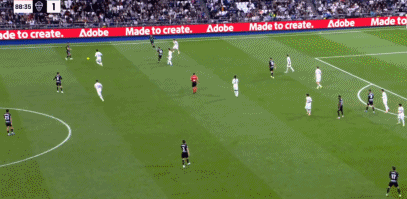 吕迪格庆祝居莱尔进球时拍打皮塔奇头部，导致小将身体一晃据《阿斯报》报道，在皇马对