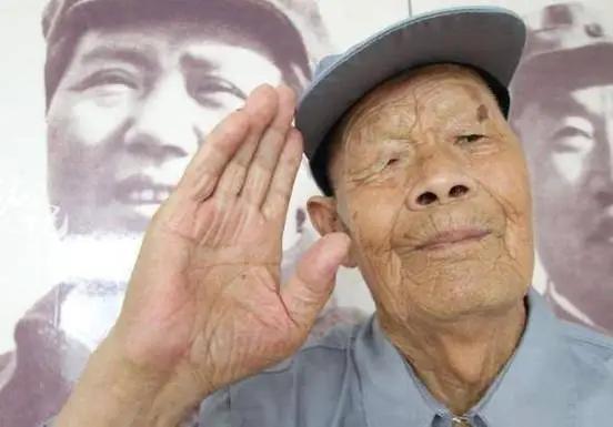 1956年，山东35岁农民，咳嗽困扰他多年，他突然咳出一个黑色、带血的东西，才揭