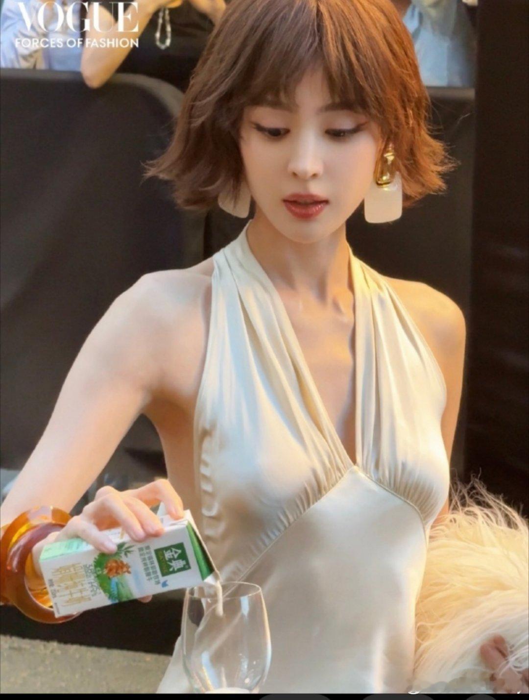 #小黑盒路透明星红毯发疯#真的好喜欢古力娜扎呀，红毯上的短发娜扎真的太能打了，超