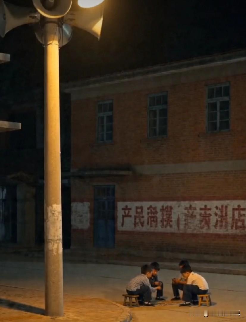 我曾经以为
照片是用来纪念的
后来才明白
原来是用来怀念的