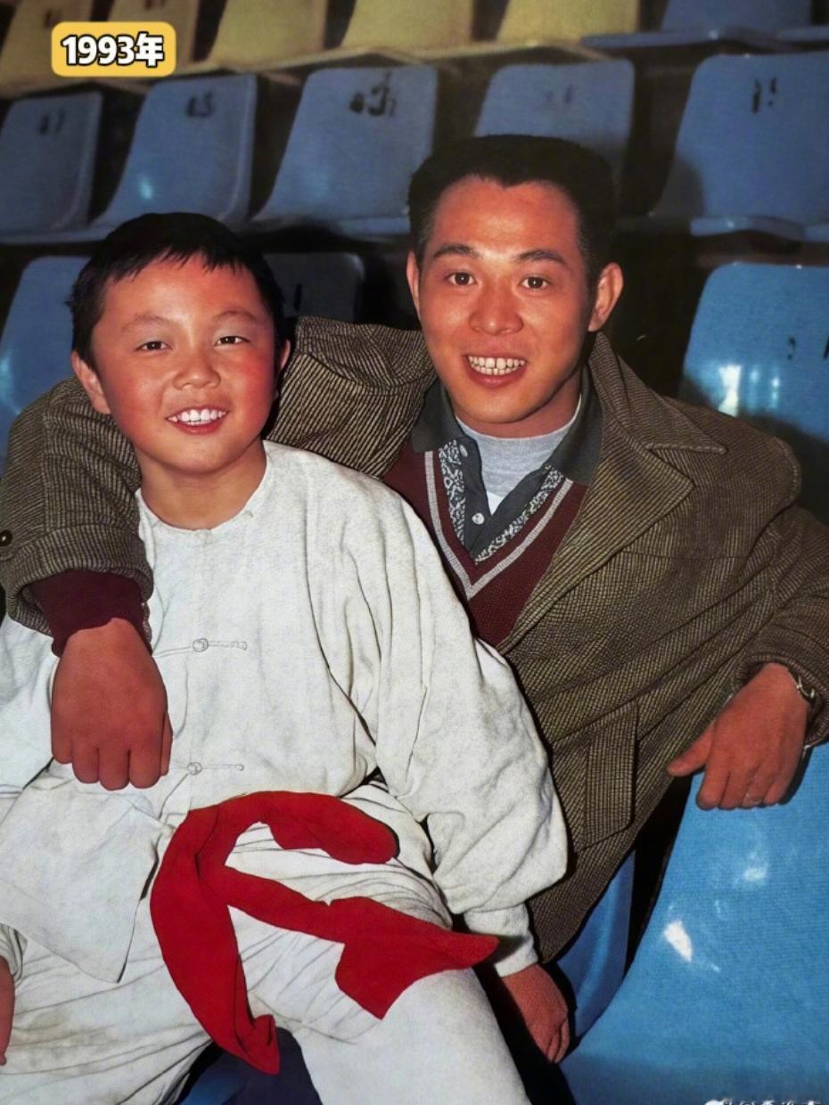 上世纪影视圈最著名的功夫父子组合，非李连杰和谢苗莫属，最近李连杰晒出与谢苗的近照