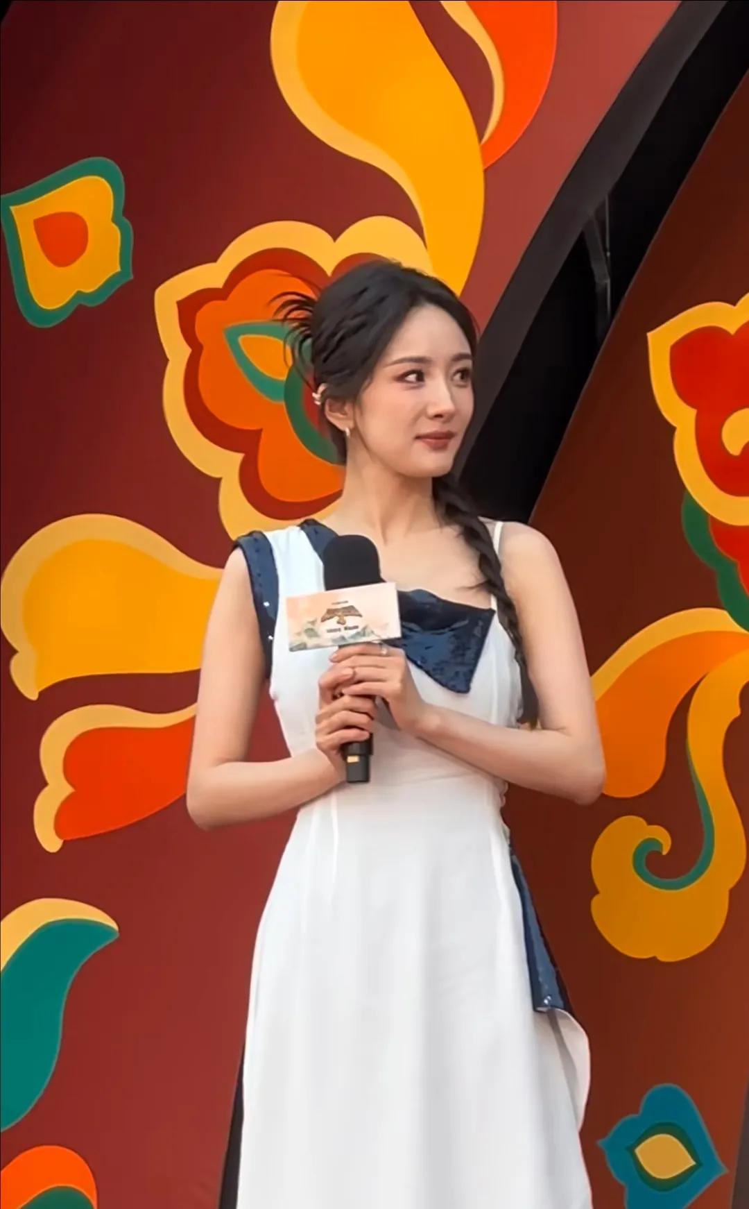 杨幂出席《功夫熊猫4》首映礼，她怎么越长越嫩啊？86年的大幂幂，都37了啊，这状