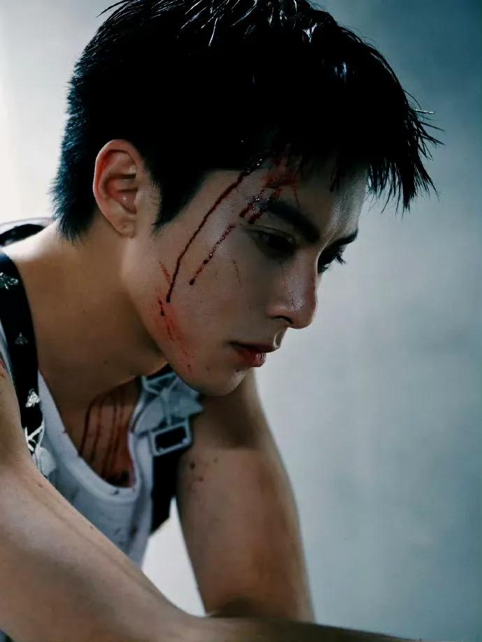 #记录我的8月生活#王鹤棣战损妆，好迷人，咬绷带真的很诱人啊，最后那张有一种劫后