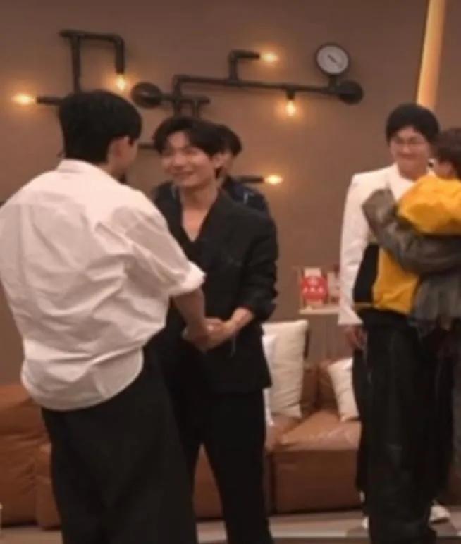 张杰陈楚生引发热议！
7月27日，张杰陈楚生突然引发了热议，只因为在昨晚的歌王决