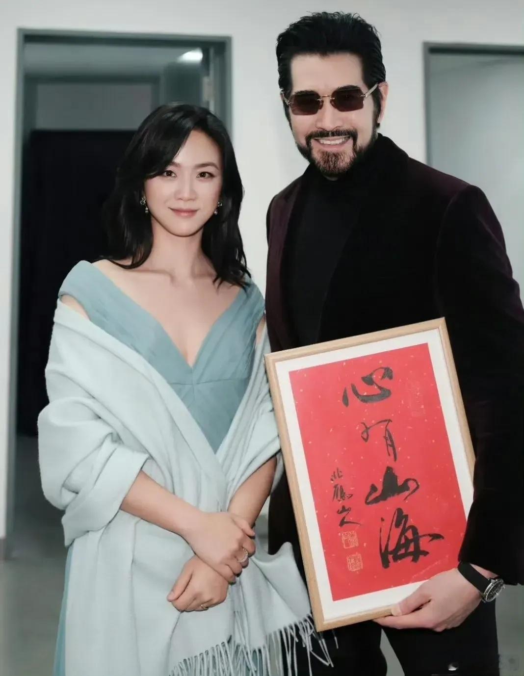 费翔抽中了汤唯父亲的墨宝 不知还有多少人跟我一样，要不是昨天晚上费翔中这个奖，我