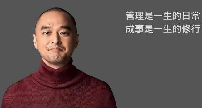 2014年某个平静的下午，冯唐在自家温馨的茶室里静心泡茶，就在这时，他常年佩戴的