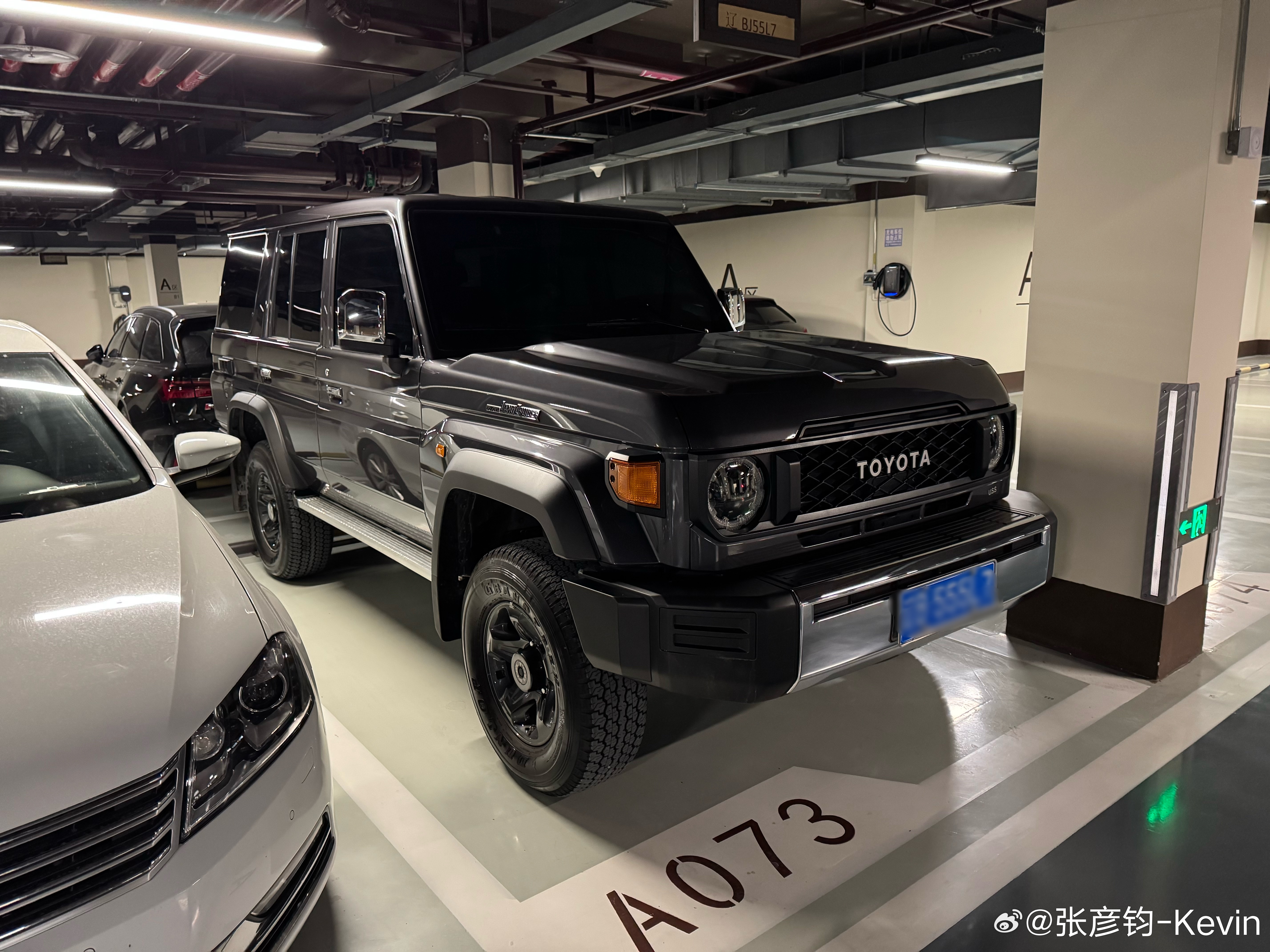 金属灰、三把锁、自动挡，如果再带上绞盘和涉水喉，把大灯换成卤素的，那基本上就是我