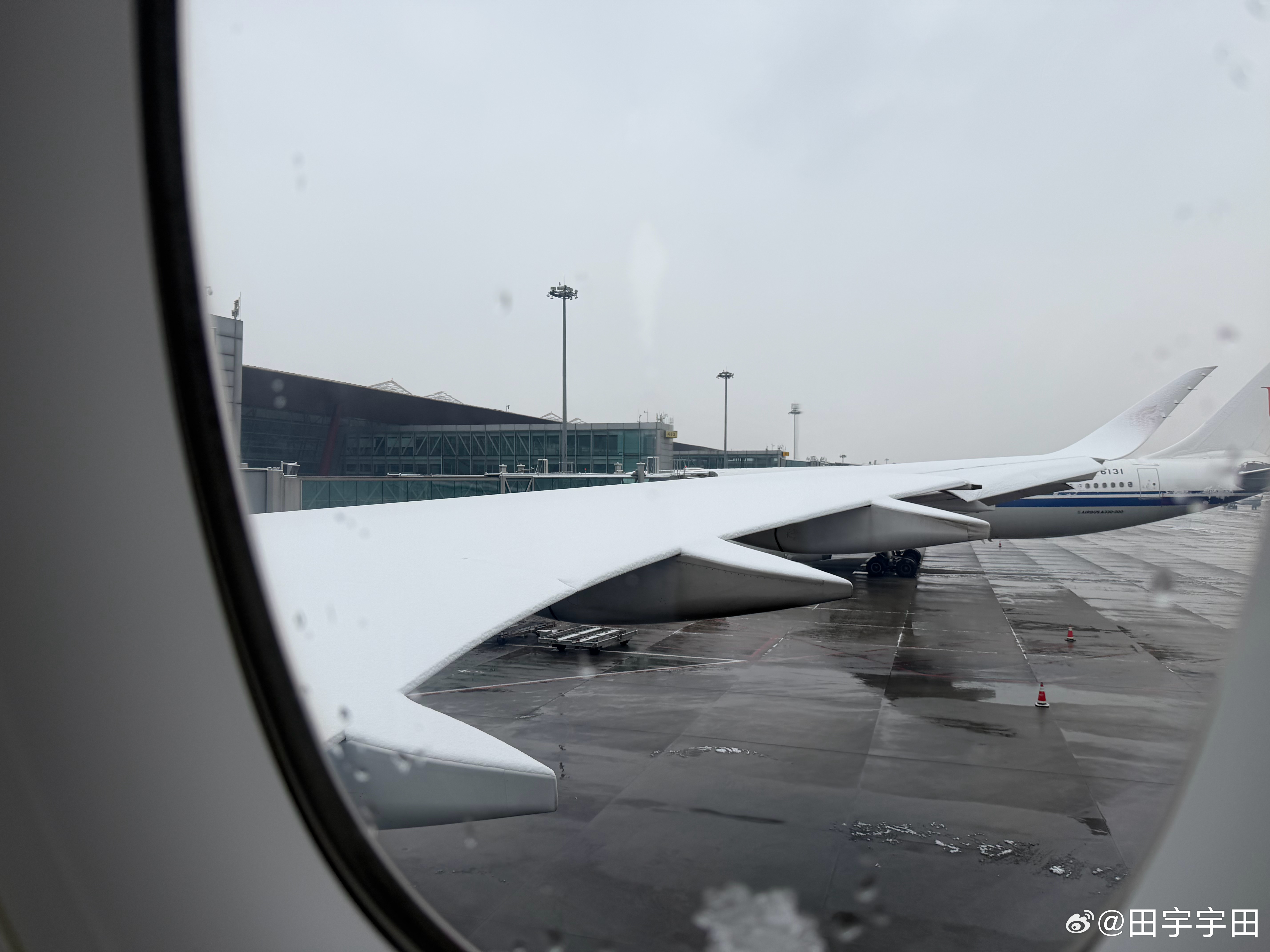 前序航班 斯德哥尔摩—北京昨天到的北京，停场了一夜赶上北京大雪，机身机翼都是厚厚